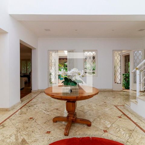 Casa de condomínio à venda com 547m², 4 quartos e 5 vagas Casa de condomínio à venda com 547m², 4 quartos e 5 vagasHall de entrada