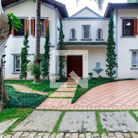 Casa de condomínio à venda com 547m², 4 quartos e 5 vagas Casa de condomínio à venda com 547m², 4 quartos e 5 vagasFachada