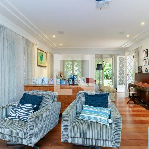 Casa de condomínio à venda com 547m², 4 quartos e 5 vagas Casa de condomínio à venda com 547m², 4 quartos e 5 vagasSala de Estar
