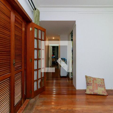 Casa de condomínio à venda com 547m², 4 quartos e 5 vagas Casa de condomínio à venda com 547m², 4 quartos e 5 vagasSuíte principal