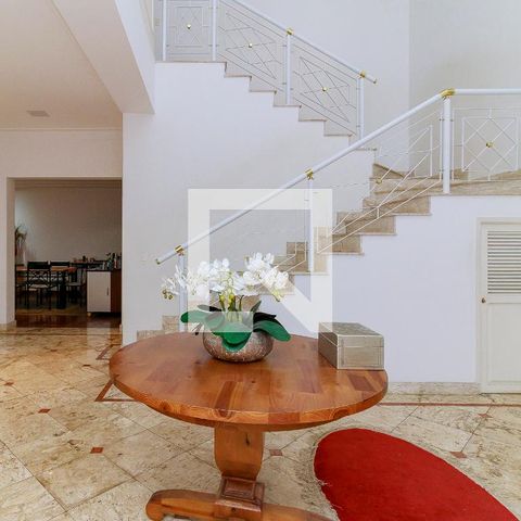 Casa de condomínio à venda com 547m², 4 quartos e 5 vagas Casa de condomínio à venda com 547m², 4 quartos e 5 vagasHall de entrada