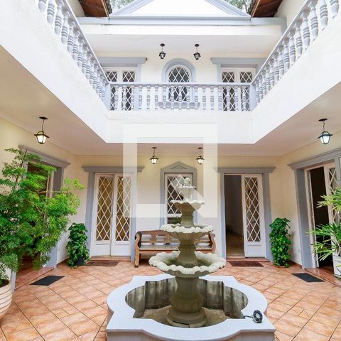 Casa de condomínio à venda com 547m², 4 quartos e 5 vagas Casa de condomínio à venda com 547m², 4 quartos e 5 vagasÁrea Externa