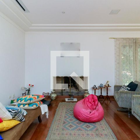 Casa de condomínio à venda com 547m², 4 quartos e 5 vagas Casa de condomínio à venda com 547m², 4 quartos e 5 vagasSala de Estar