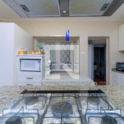 Casa de condomínio à venda com 547m², 4 quartos e 5 vagas Casa de condomínio à venda com 547m², 4 quartos e 5 vagasCozinha