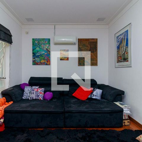 Casa de condomínio à venda com 547m², 4 quartos e 5 vagas Casa de condomínio à venda com 547m², 4 quartos e 5 vagasSala de TV