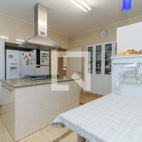 Casa de condomínio à venda com 547m², 4 quartos e 5 vagas Casa de condomínio à venda com 547m², 4 quartos e 5 vagasCozinha