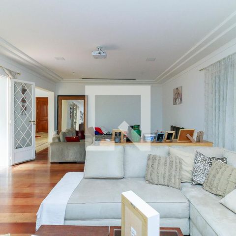Casa de condomínio à venda com 547m², 4 quartos e 5 vagas Casa de condomínio à venda com 547m², 4 quartos e 5 vagasSala de Estar