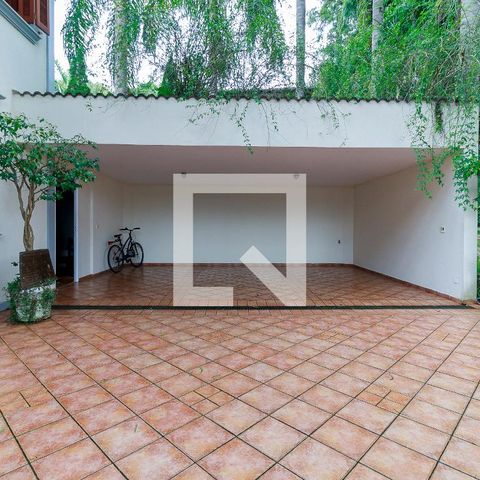 Casa de condomínio à venda com 547m², 4 quartos e 5 vagas Casa de condomínio à venda com 547m², 4 quartos e 5 vagasGaragem