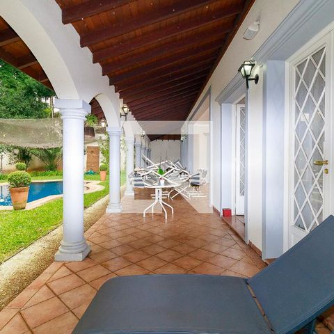 Casa de condomínio à venda com 547m², 4 quartos e 5 vagas Casa de condomínio à venda com 547m², 4 quartos e 5 vagasÁrea Externa