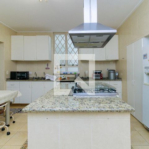 Casa de condomínio à venda com 547m², 4 quartos e 5 vagas Casa de condomínio à venda com 547m², 4 quartos e 5 vagasCozinha