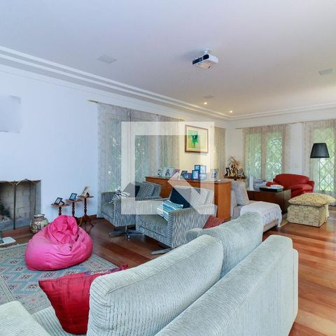 Casa de condomínio à venda com 547m², 4 quartos e 5 vagas Casa de condomínio à venda com 547m², 4 quartos e 5 vagasSala de Estar