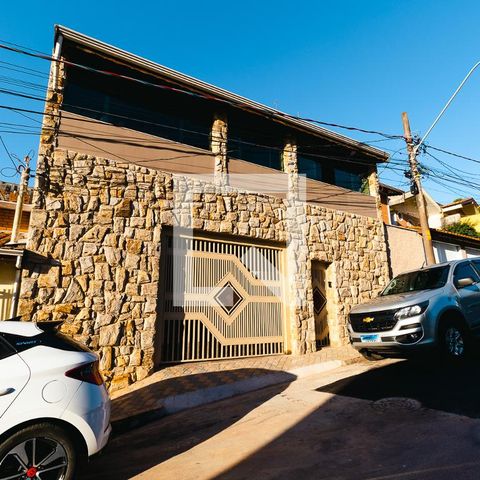 Casa à venda com 300m², 4 quartos e 3 vagasFachada