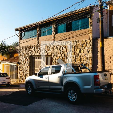 Casa à venda com 300m², 4 quartos e 3 vagasFachada