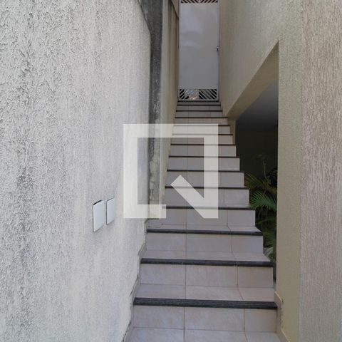 Casa à venda com 178m², 3 quartos e 4 vagasEscada - entrada