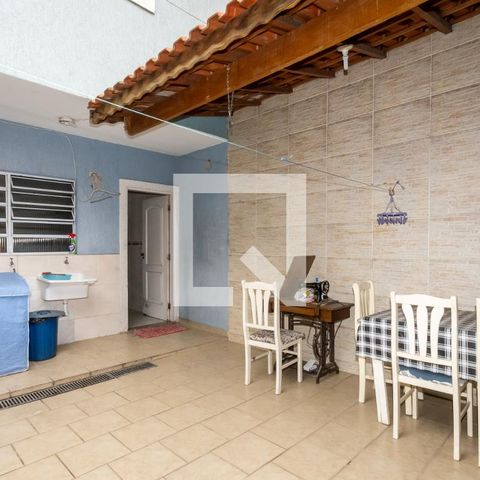 Casa à venda com 132m², 3 quartos e 2 vagasFundos