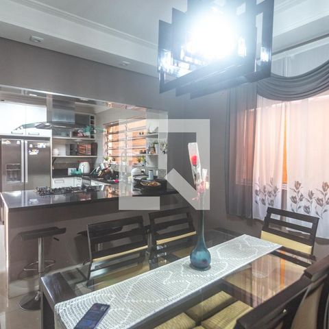 Casa para alugar com 350m², 3 quartos e 2 vagas Casa para alugar com 350m², 3 quartos e 2 vagasSala de jantar