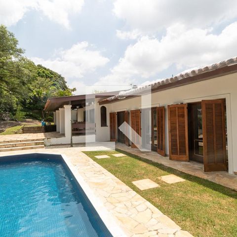 Casa à venda com 450m², 6 quartos e 7 vagas Casa à venda com 450m², 6 quartos e 7 vagasPiscina