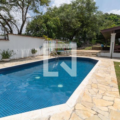 Casa à venda com 450m², 6 quartos e 7 vagas Casa à venda com 450m², 6 quartos e 7 vagasPiscina