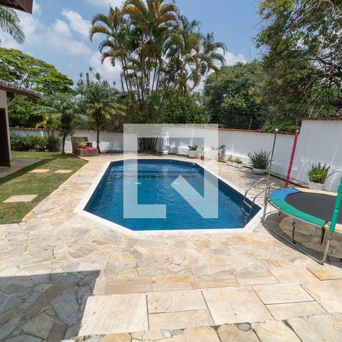 Casa à venda com 450m², 6 quartos e 7 vagas Casa à venda com 450m², 6 quartos e 7 vagasPiscina