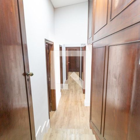 Casa à venda com 450m², 6 quartos e 7 vagas Casa à venda com 450m², 6 quartos e 7 vagasCorredor