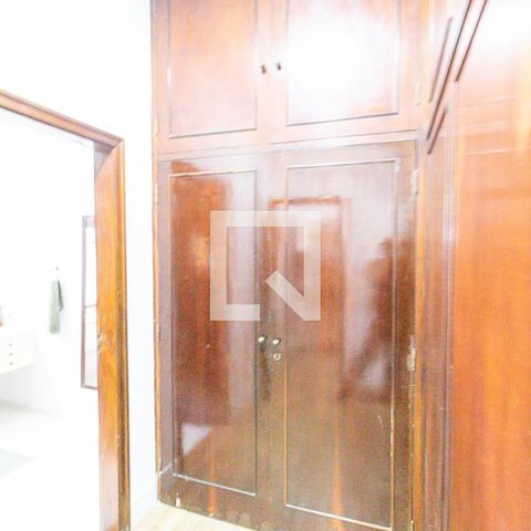 Casa à venda com 450m², 6 quartos e 7 vagas Casa à venda com 450m², 6 quartos e 7 vagasCloset da Suite