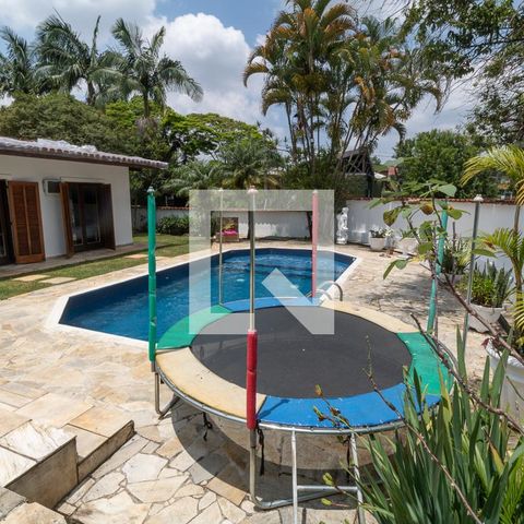 Casa à venda com 450m², 6 quartos e 7 vagas Casa à venda com 450m², 6 quartos e 7 vagasPiscina