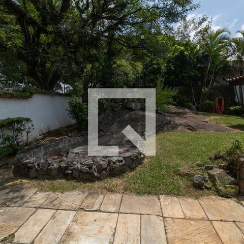 Casa à venda com 450m², 6 quartos e 7 vagas Casa à venda com 450m², 6 quartos e 7 vagasPiscina
