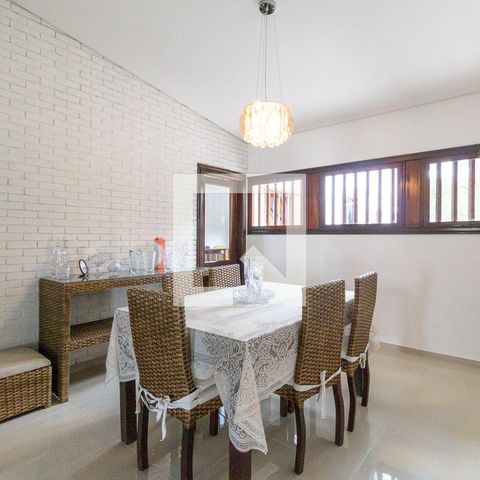 Casa à venda com 450m², 6 quartos e 7 vagas Casa à venda com 450m², 6 quartos e 7 vagasSala de Jantar