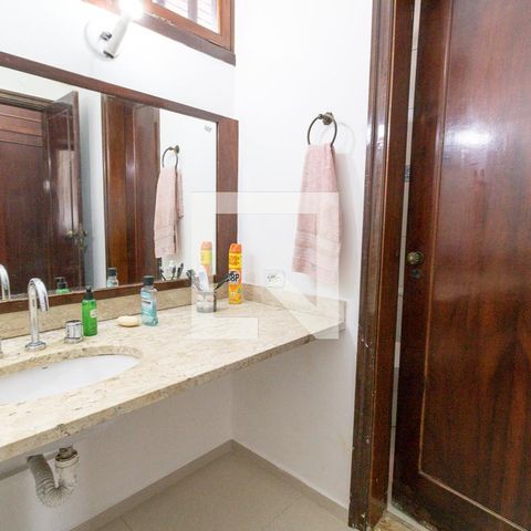 Casa à venda com 450m², 6 quartos e 7 vagas Casa à venda com 450m², 6 quartos e 7 vagasBanheiro