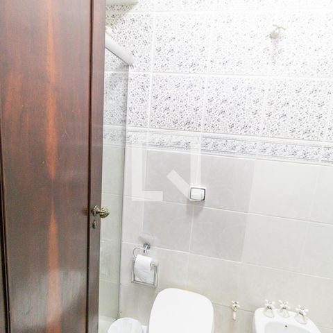 Casa à venda com 450m², 6 quartos e 7 vagas Casa à venda com 450m², 6 quartos e 7 vagasBanheiro da Suite