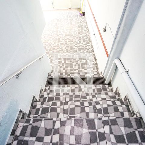 Casa de condomínio à venda com 100m², 3 quartos e 2 vagasEscada de entrada