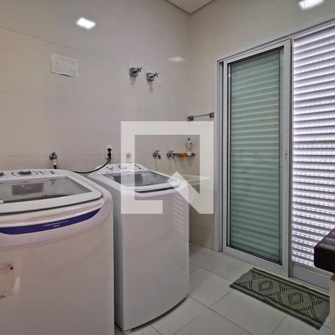 Casa de condomínio à venda com 585m², 5 quartos e 6 vagas Casa de condomínio à venda com 585m², 5 quartos e 6 vagasÁrea de Serviço