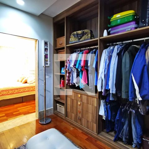 Casa de condomínio à venda com 585m², 5 quartos e 6 vagas Casa de condomínio à venda com 585m², 5 quartos e 6 vagasCloset