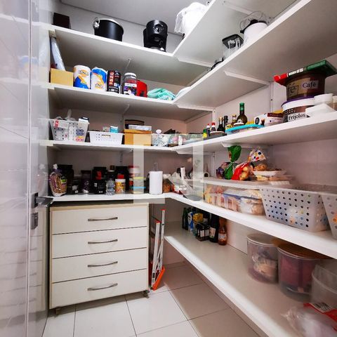 Casa de condomínio à venda com 585m², 5 quartos e 6 vagas Casa de condomínio à venda com 585m², 5 quartos e 6 vagasCloset