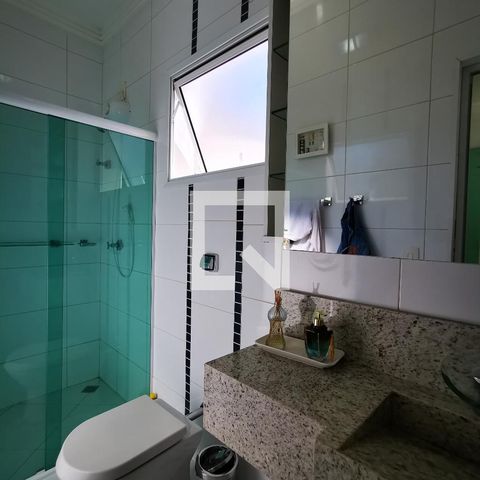 Casa de condomínio à venda com 585m², 5 quartos e 6 vagas Casa de condomínio à venda com 585m², 5 quartos e 6 vagasBanheiro