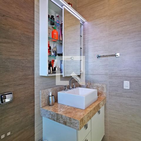 Casa de condomínio à venda com 585m², 5 quartos e 6 vagas Casa de condomínio à venda com 585m², 5 quartos e 6 vagasBanheiro
