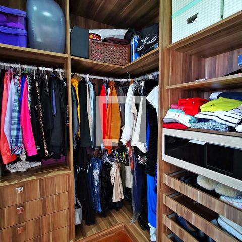 Casa de condomínio à venda com 585m², 5 quartos e 6 vagas Casa de condomínio à venda com 585m², 5 quartos e 6 vagasCloset