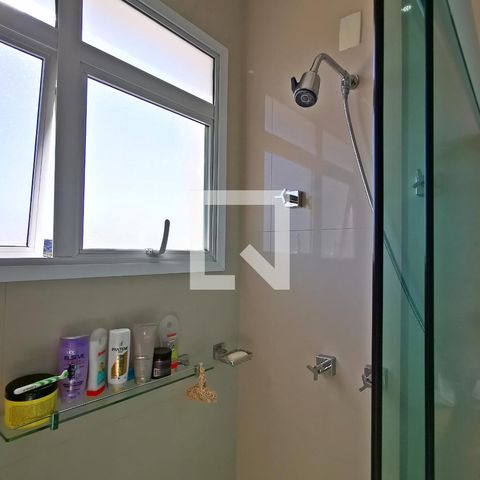 Casa de condomínio à venda com 585m², 5 quartos e 6 vagas Casa de condomínio à venda com 585m², 5 quartos e 6 vagasBanheiro