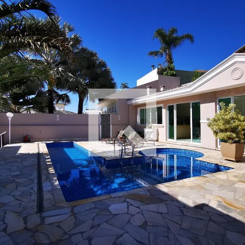 Casa de condomínio à venda com 585m², 5 quartos e 6 vagas Casa de condomínio à venda com 585m², 5 quartos e 6 vagasÁrea Comum