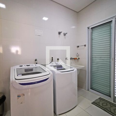 Casa de condomínio à venda com 585m², 5 quartos e 6 vagas Casa de condomínio à venda com 585m², 5 quartos e 6 vagasÁrea de Serviço