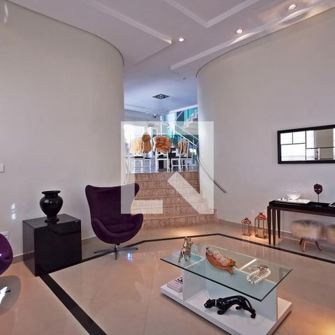 Casa de condomínio à venda com 585m², 5 quartos e 6 vagas Casa de condomínio à venda com 585m², 5 quartos e 6 vagasSala