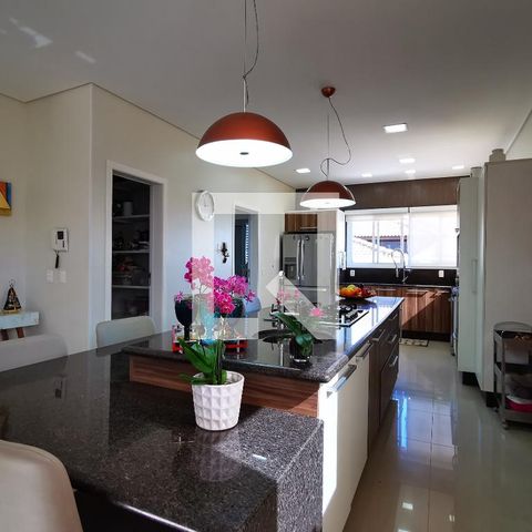 Casa de condomínio à venda com 585m², 5 quartos e 6 vagas Casa de condomínio à venda com 585m², 5 quartos e 6 vagasSala