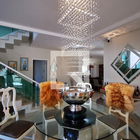 Casa de condomínio à venda com 585m², 5 quartos e 6 vagas Casa de condomínio à venda com 585m², 5 quartos e 6 vagasSala