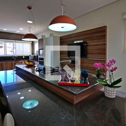 Casa de condomínio à venda com 585m², 5 quartos e 6 vagas Casa de condomínio à venda com 585m², 5 quartos e 6 vagasSala