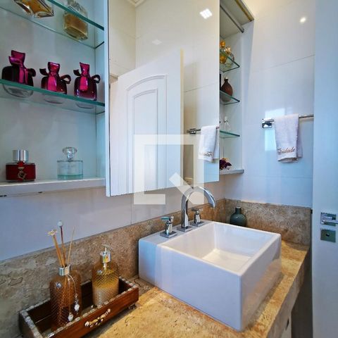 Casa de condomínio à venda com 585m², 5 quartos e 6 vagas Casa de condomínio à venda com 585m², 5 quartos e 6 vagasBanheiro
