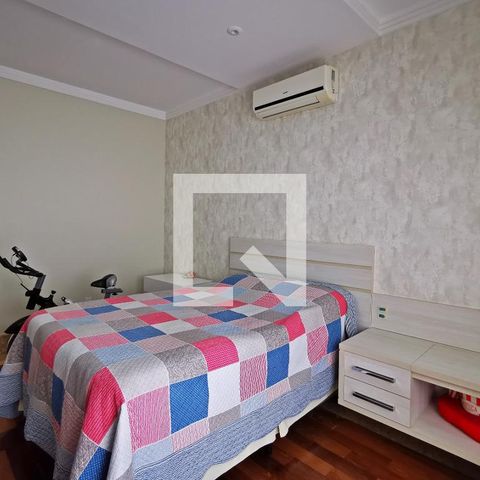 Casa de condomínio à venda com 585m², 5 quartos e 6 vagas Casa de condomínio à venda com 585m², 5 quartos e 6 vagasQuarto 4