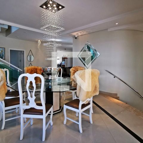 Casa de condomínio à venda com 585m², 5 quartos e 6 vagas Casa de condomínio à venda com 585m², 5 quartos e 6 vagasSala