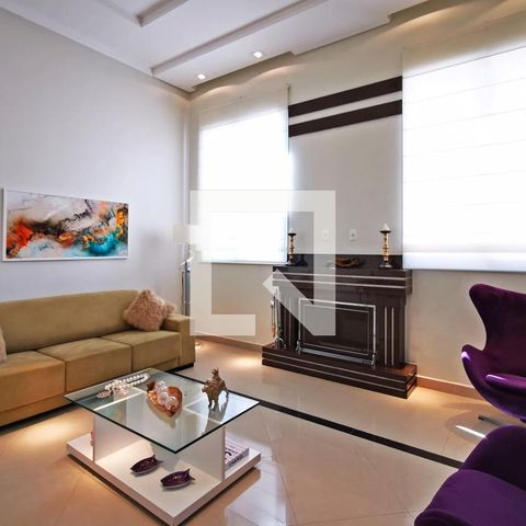 Casa de condomínio à venda com 585m², 5 quartos e 6 vagas Casa de condomínio à venda com 585m², 5 quartos e 6 vagasSala