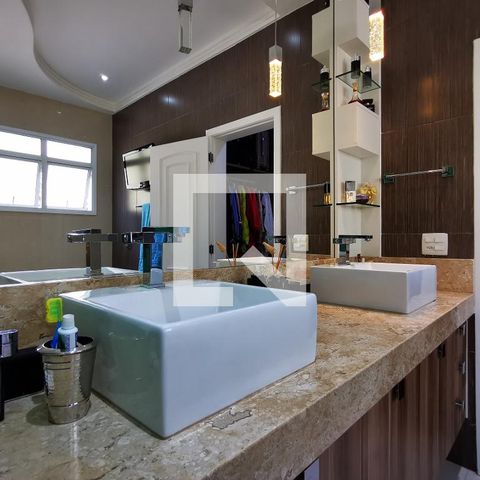 Casa de condomínio à venda com 585m², 5 quartos e 6 vagas Casa de condomínio à venda com 585m², 5 quartos e 6 vagasBanheiro