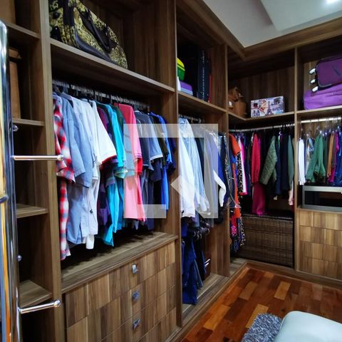 Casa de condomínio à venda com 585m², 5 quartos e 6 vagas Casa de condomínio à venda com 585m², 5 quartos e 6 vagasCloset